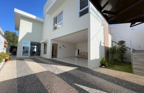 Casa de Alto Padrão - 03 Suítes - 270 m2 - Acabamento de Luxo - Muito Espaço Interno e Externo - Jardim Imperial